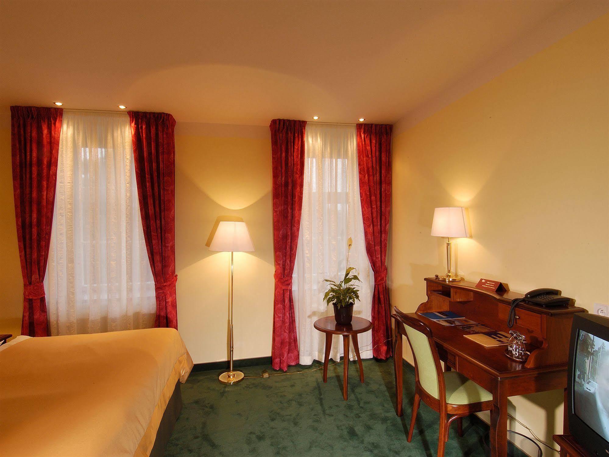 Ea Hotel Jeleni Dvur Prague Castle Room photo